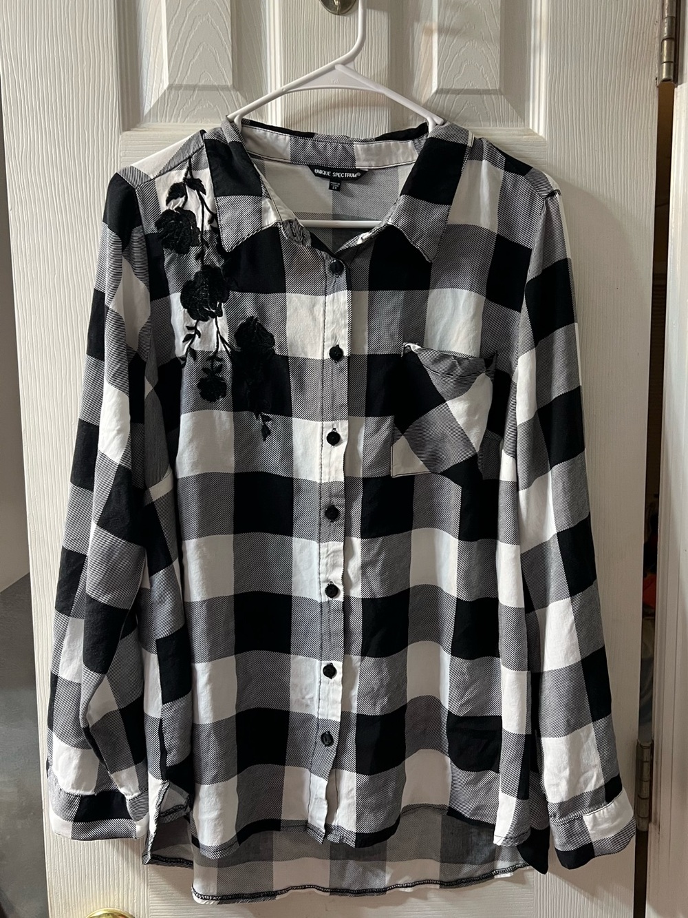 Unique Spectrum Women’s 2x Black & White Plaid Button-Up Floral Embroidered
